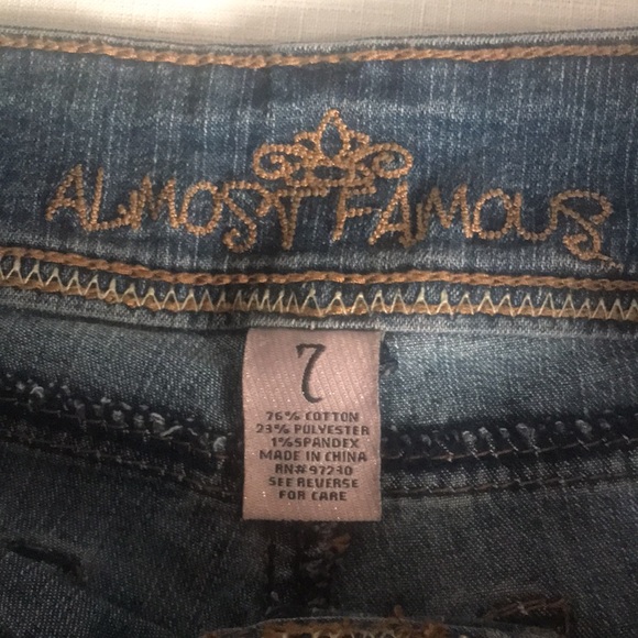 Almost Famous Denim Distressed Raw Hem Stretch Jeans Shorts Women’s Size 7 - Picture 3 of 5